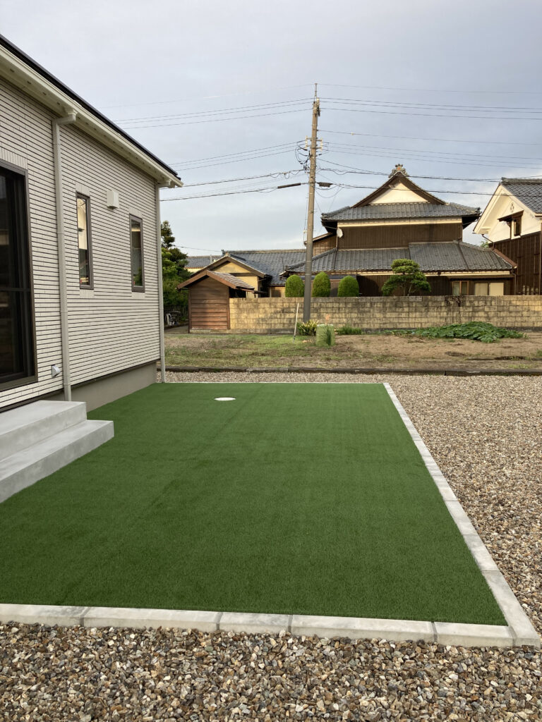 福井県の庭リフォームで雑草対策！人工芝・砂利・防草シートどれが最適？