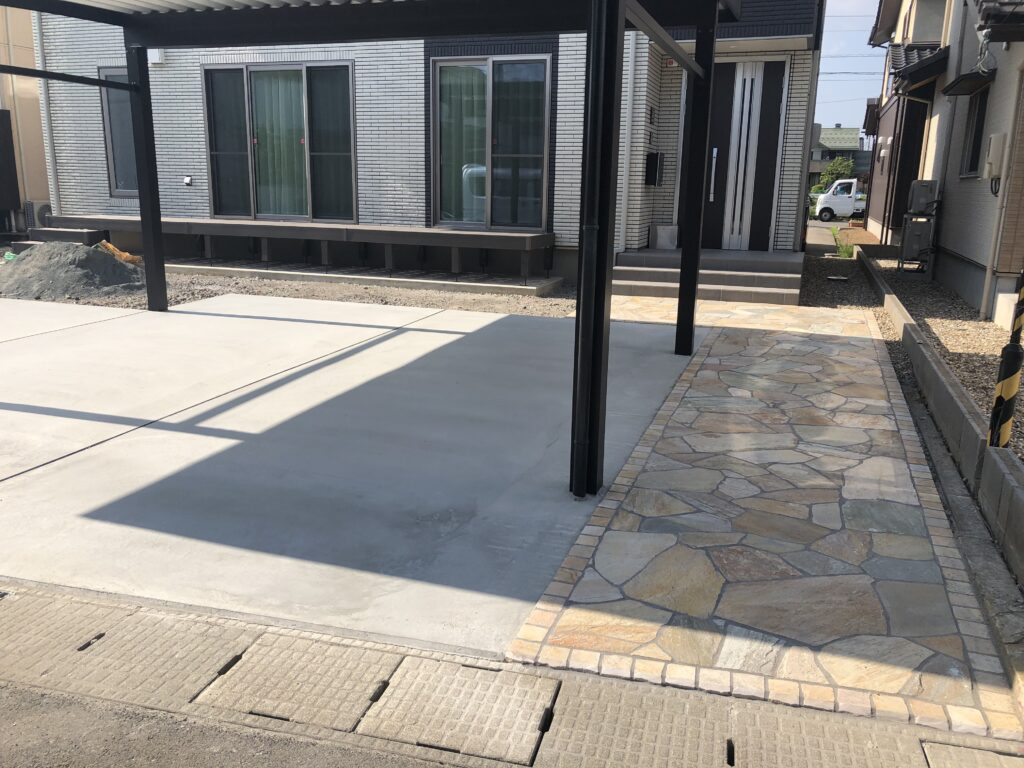 乱形石張りアプローチで彩るエントランス