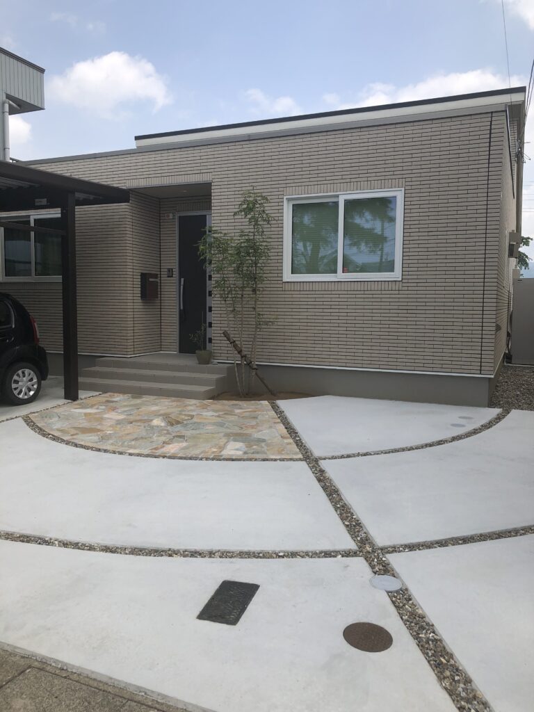 駐車場土間のスリット施工費用はどれくらい?エクステリア改善のポイントも解説!