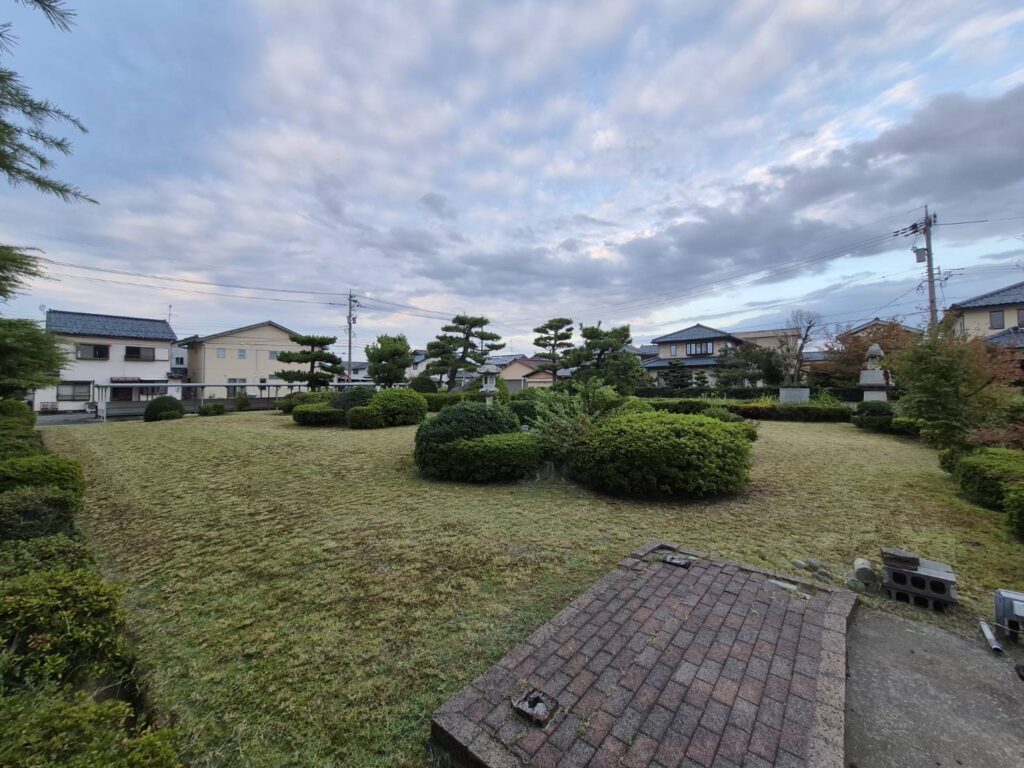 庭リフォーム庭じまいの年間コスト比較！防草シート・砂利・人工芝どれが最安？