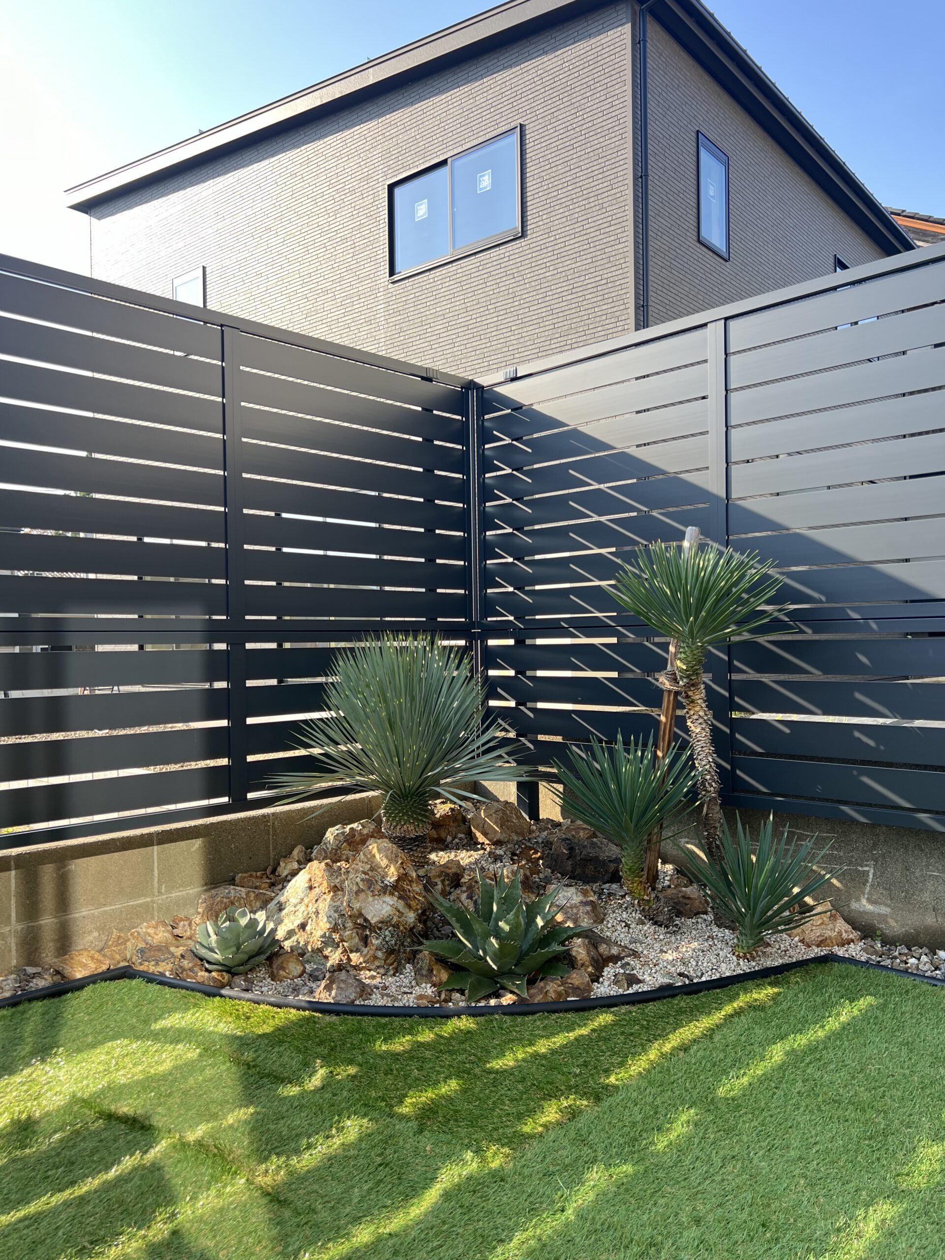 福井市S様邸のドライガーデン施工例(ユッカとロックガーデン、目隠しフェンス)