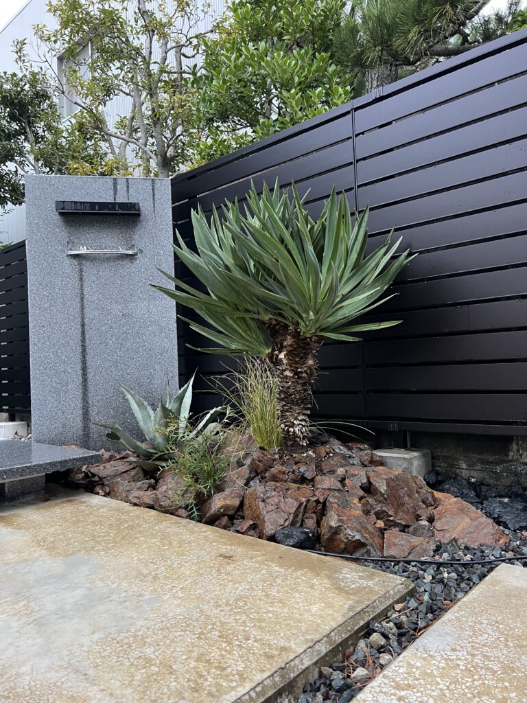 ユッカをライトアップした玄関前ドライガーデン（ロックガーデン）｜福井市G様邸