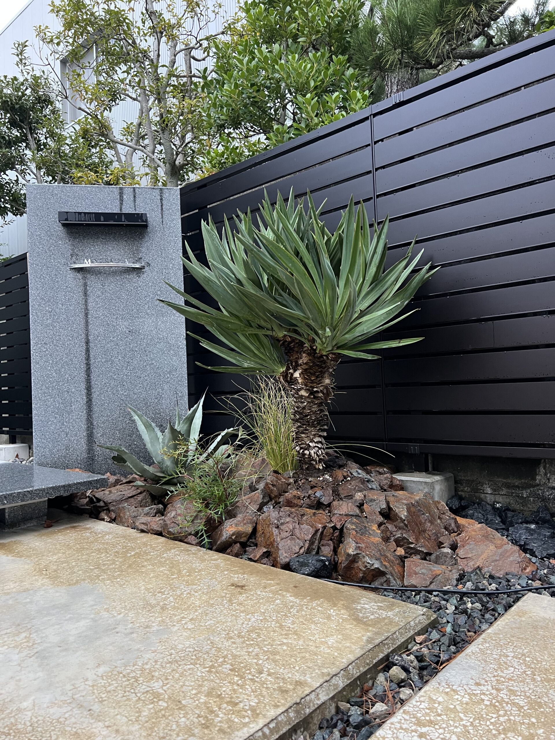 門柱まわりを“昼も夜も映える”ドライガーデンに（ロックガーデン＋スポットライト）