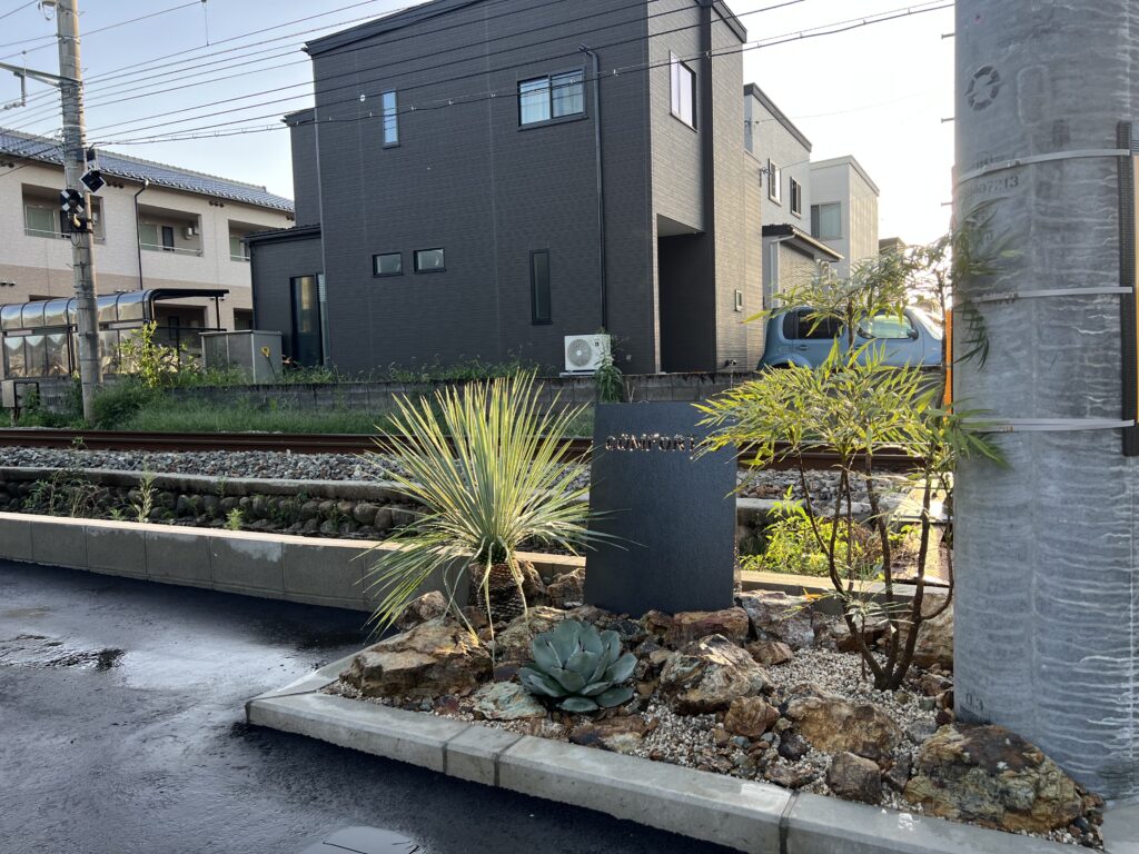 福井市A様邸 玄関前のドライガーデン（サインとユッカ・アガベのロックガーデン）