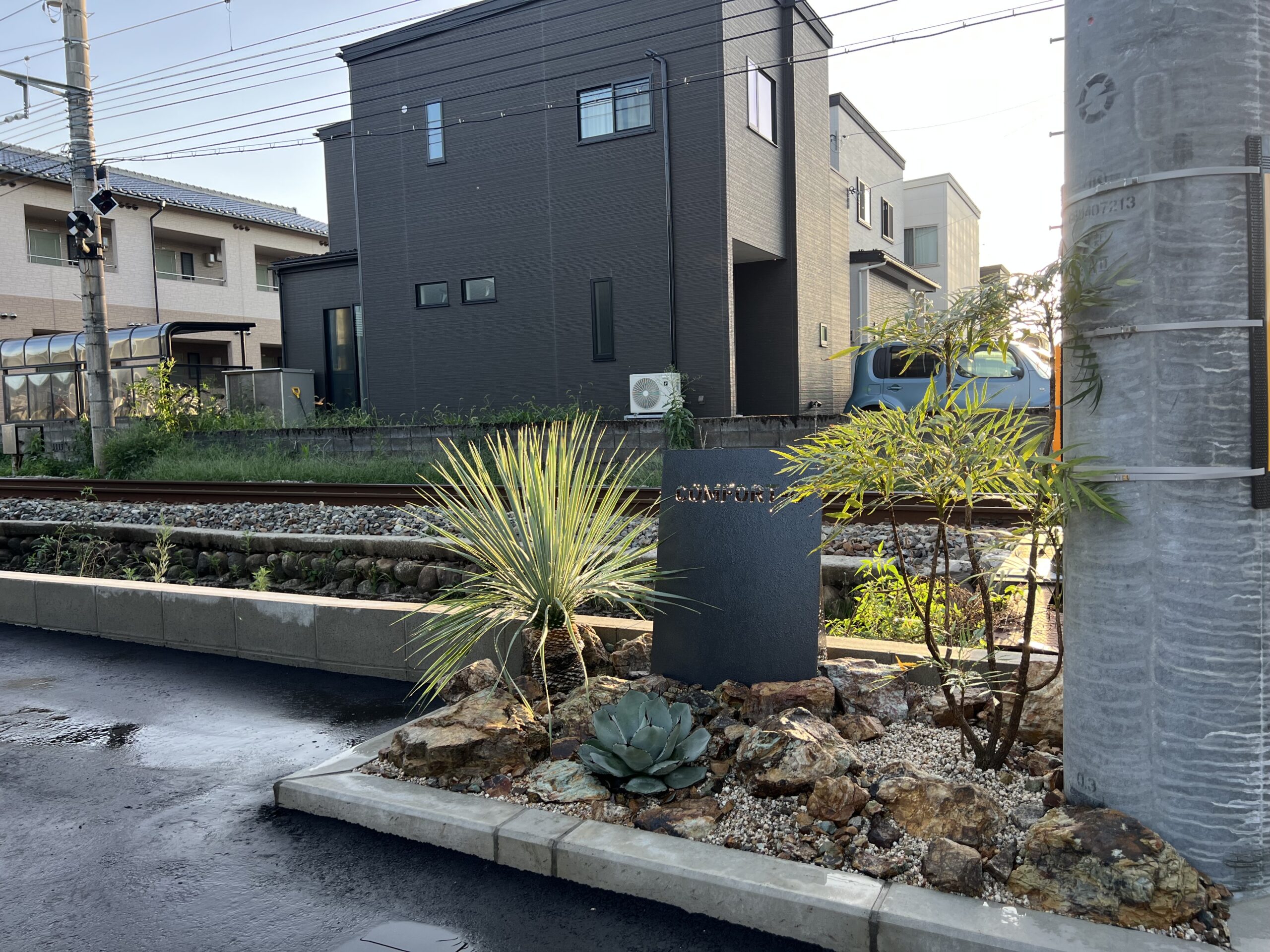 玄関前を“作品”に。サイン×ドライガーデンのロックガーデン