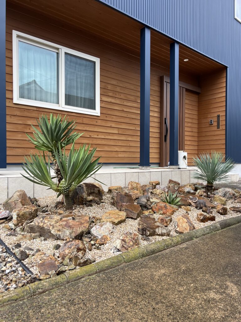 福井市F様邸 玄関前のドライガーデン施工例（ユッカとロックガーデン）