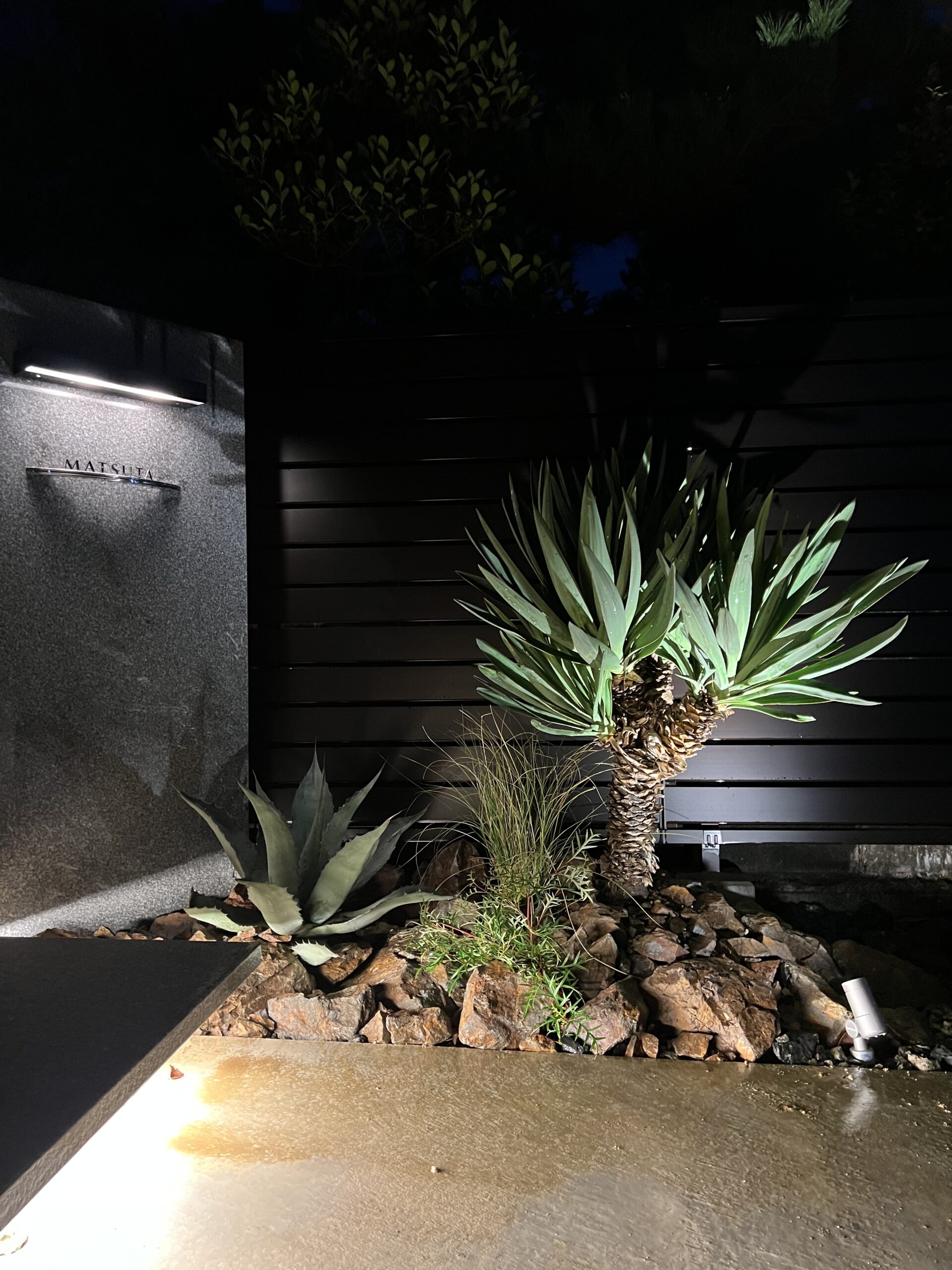 ユッカをライトアップした玄関前ドライガーデン（ロックガーデン）｜福井市G様邸